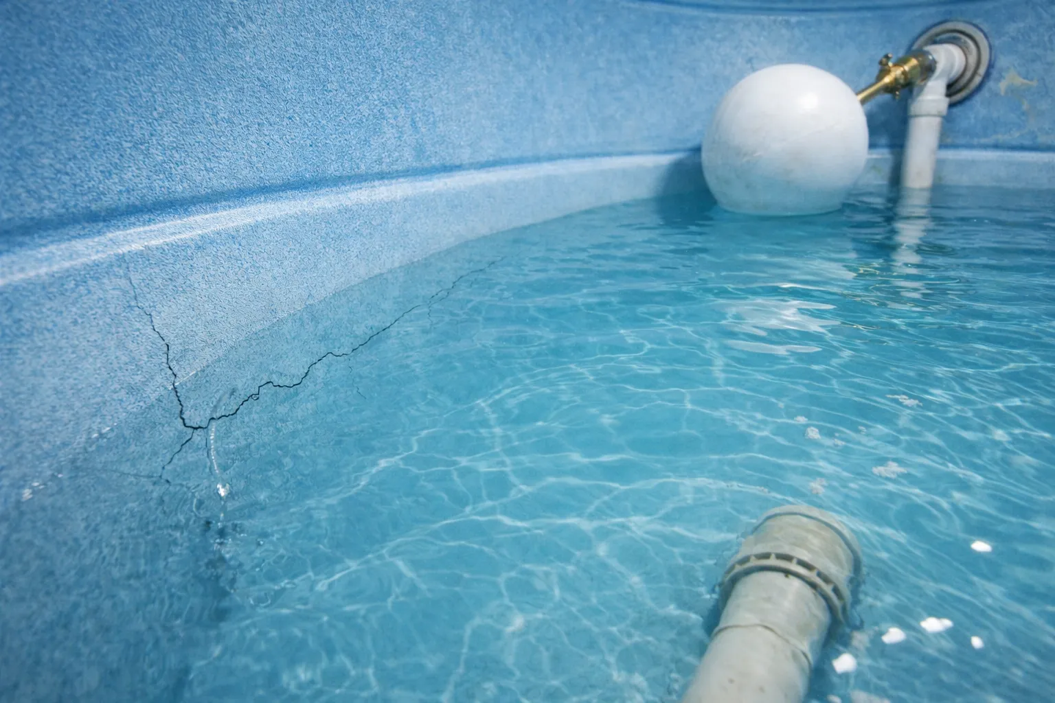 Fissura ou vazamento de caixa d'água Isolamento de Caixa d'água Sujeira e contaminação em Caixa d'água Vazamento em Caixa D'água - Imagem Consertos e Revestimento de Caixas D'agua RevesFibrawebp